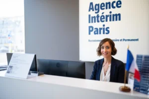 Équipe de travail dans une agence intérim à Paris
