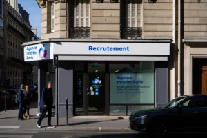 Consultant en agence intérim discutant avec candidat