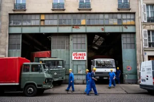 Travailleurs en usine parisienne